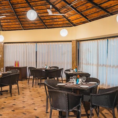 Coconut Grove Beach Resort Колва Экстерьер фото