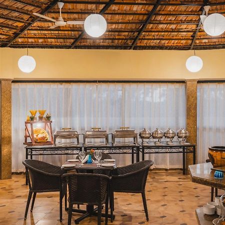 Coconut Grove Beach Resort Колва Экстерьер фото