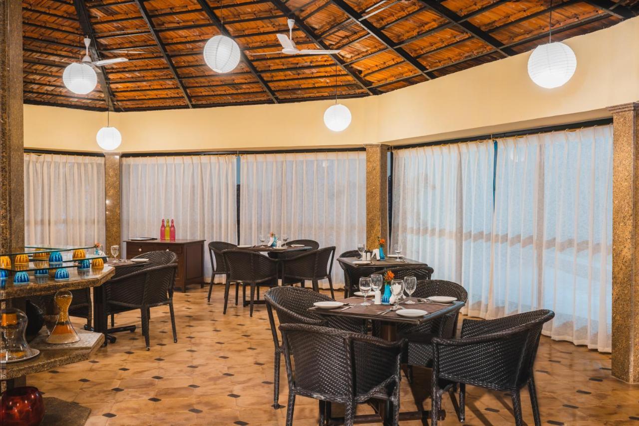 Coconut Grove Beach Resort Колва Экстерьер фото