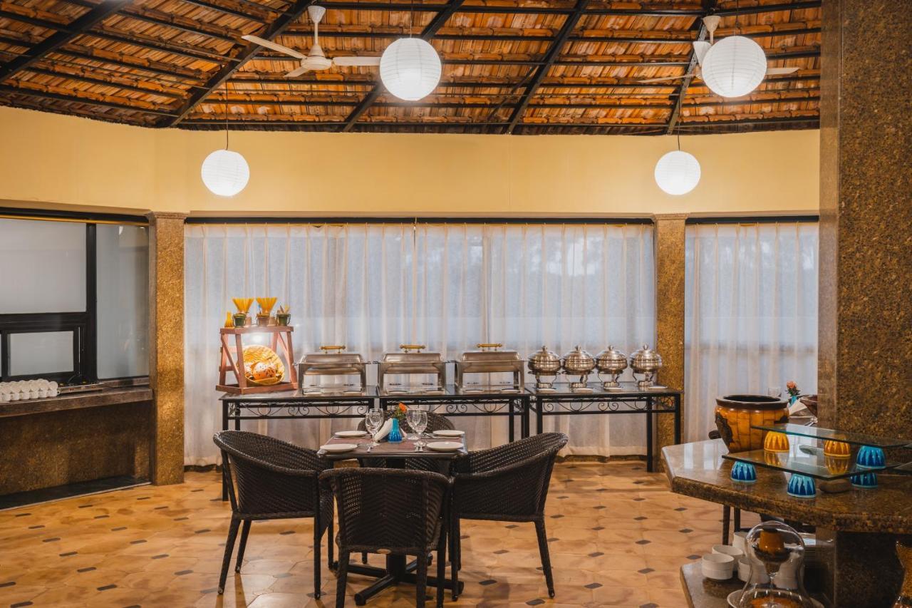 Coconut Grove Beach Resort Колва Экстерьер фото