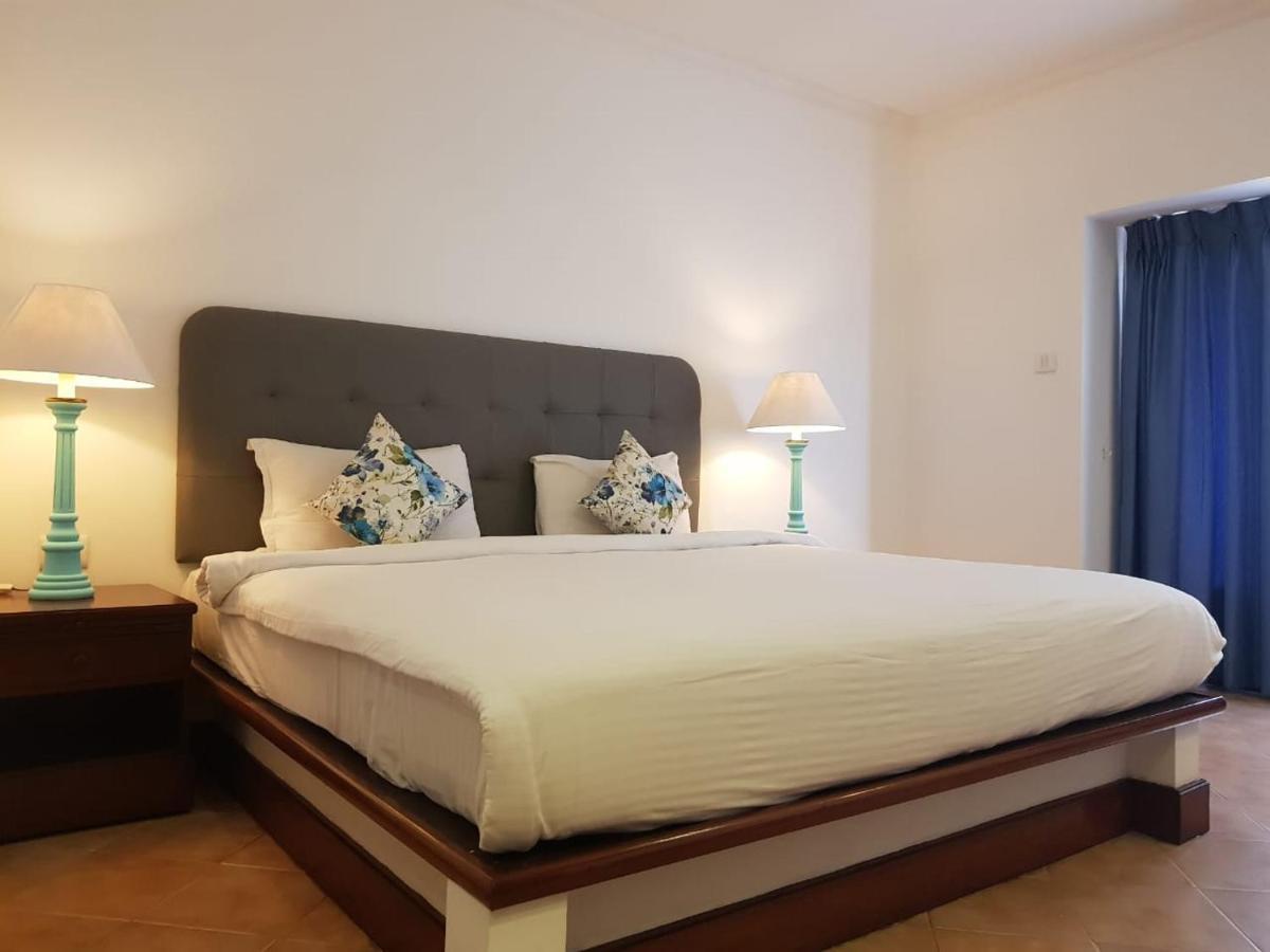 Coconut Grove Beach Resort Колва Экстерьер фото