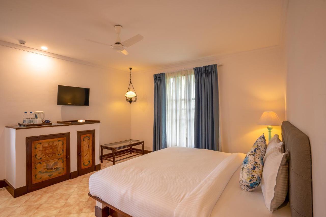 Coconut Grove Beach Resort Колва Экстерьер фото