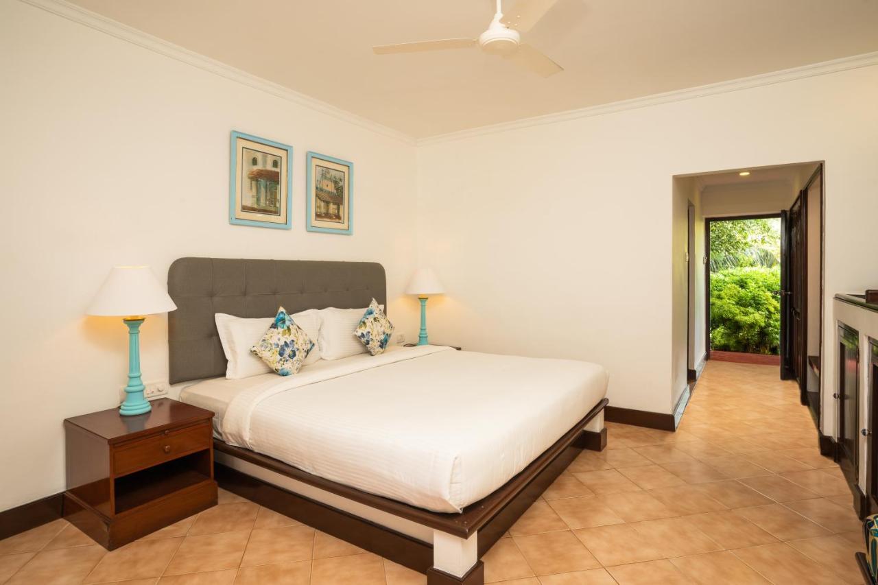 Coconut Grove Beach Resort Колва Экстерьер фото